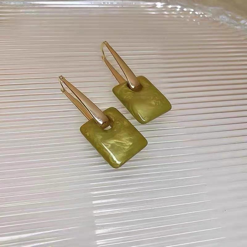 Elegant Retro Multi-color Ear Studs: Trendy Earrings for Women