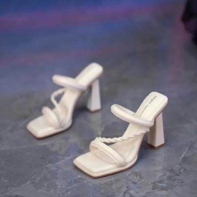 Pantoufles cool à talons épais françaises pour femmes été 2025 style féerique talons hauts à bout ouvert avec jupe traîne un mot