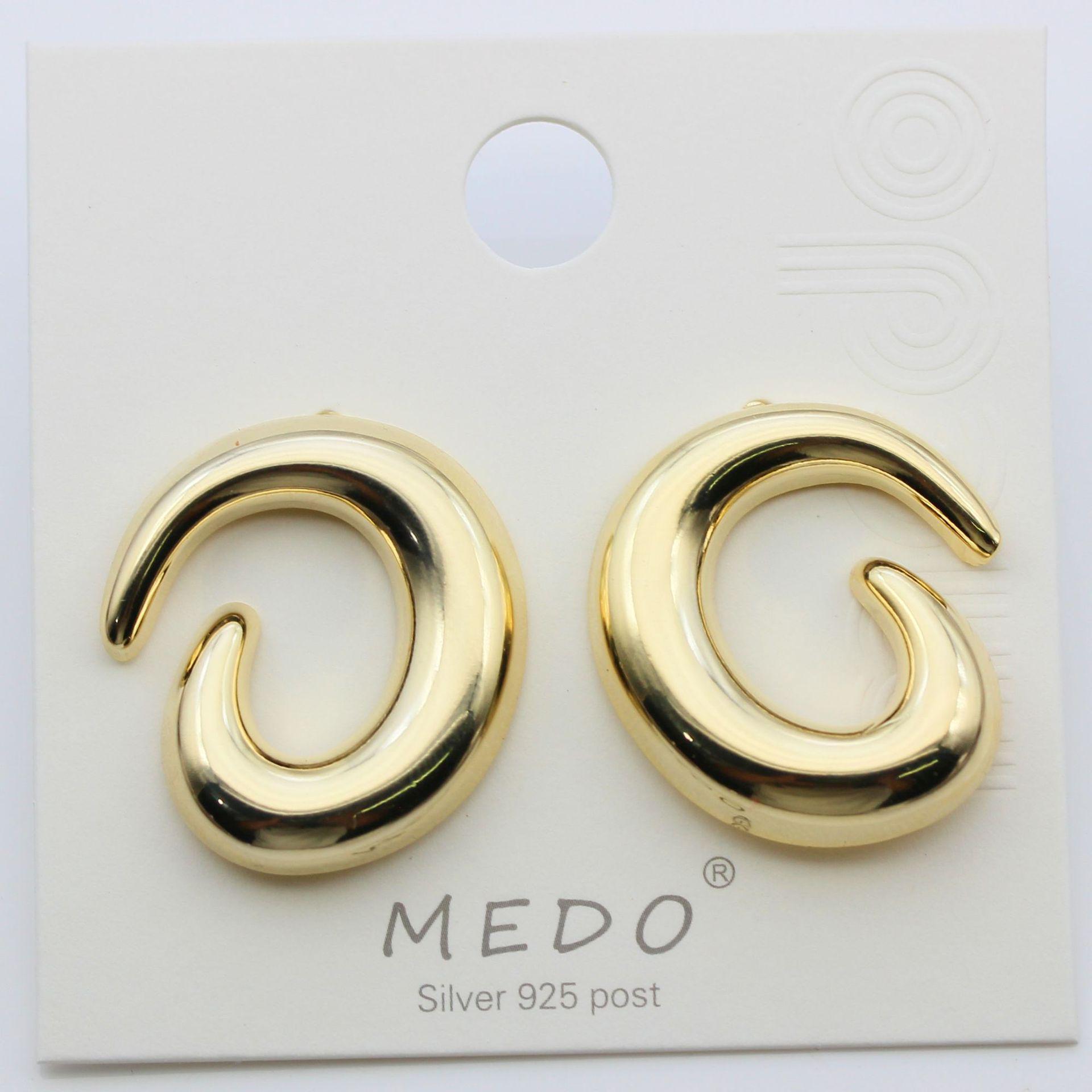 

Exquisite Light Luxury Swirl Textured Gold Stud Earrings