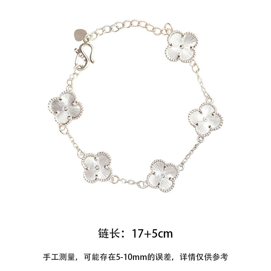 Silbernes Armband mit vier Blütenblättern, Nischen-Design, Exquisit für den täglichen Gebrauch, Vielseitiger Schmuck für Damen, Sanftes Armband im französischen Stil