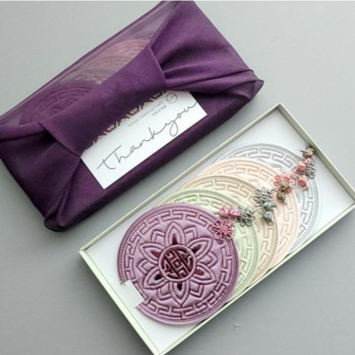 

Korean Traditional Lotus Flower Coaster Set (5pcs) – Souvenir from Korea 5pcs