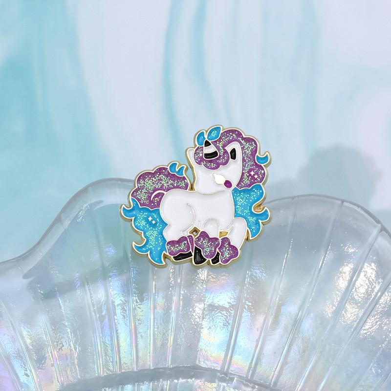 Bunte verträumte Einhorn-förmige Brosche mit einzigartigem Cartoon-Stil für jede Jahreszeit