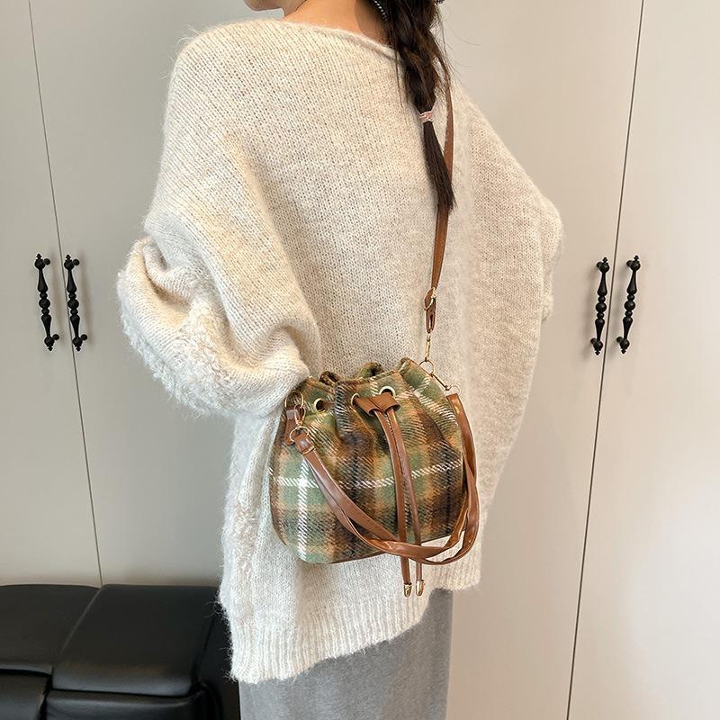 Fashion autumn and winter new popular high-end single shoulder crossbody large capacity portable drawstring bucket bag women