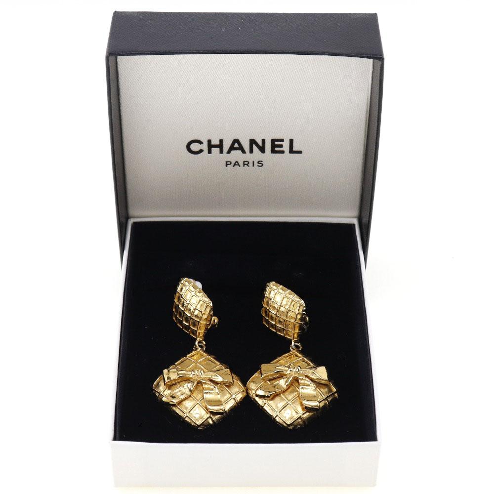 CHANEL quilting Earring gold Plated Gold Square 43.9g Women Used