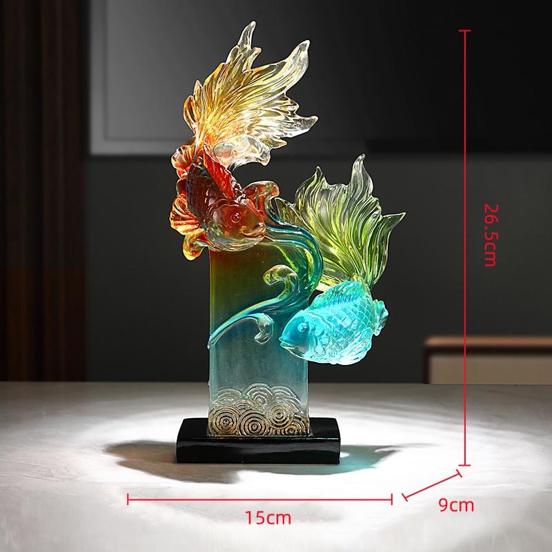 Kunstharz-Kunsthandwerk, transparente, farbverlaufende Goldfisch-Skulptur, wellenförmige Fischornamente, Heimdekoration