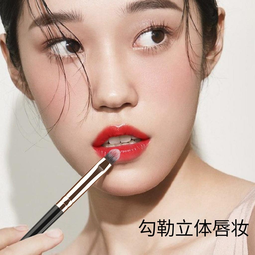 Single lip brush, makeup brush, lipstick brush, two-color hair makeup tool, soft hair makeup brush, beauty tool.