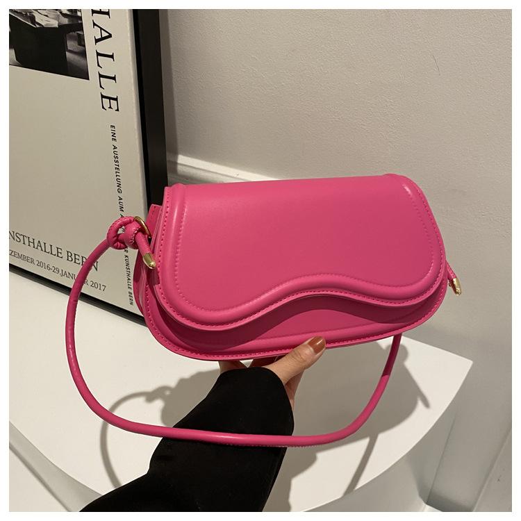 

Популярна в цьому році модна суцільна кольорова корейська версія жіночої сумки на плече 2024, зима, нова універсальна сумка під пахвами Темпераментна жіноча сумка рожевий червоний колір