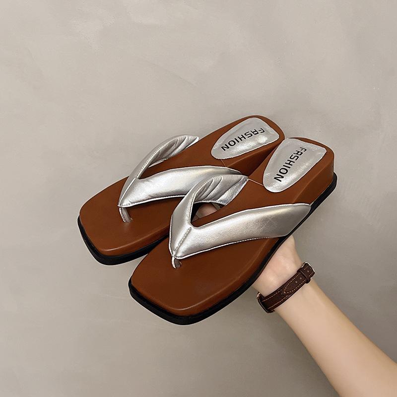 

Шлепанцы на плоской подошве 2025 лето новые модные универсальные квадратные шлепанцы женские носят на толстой подошве с танкеткой крутые шлепанцы-елочки 40 серебряный