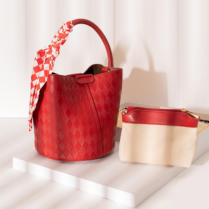 Large Capacity Bucket Bag 2025 New High-end Niche Design Red Bridal Wedding Bag Women's Spring and Summer Versatile
