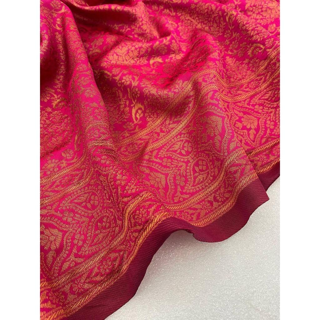 Dieser wunderschöne Saree ist elegant mit wunderschönem solidem Jacquard-Gewebe verziert, das dem Outfit einen perfekten Look verleiht.