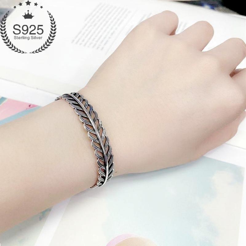 1Stylish S925Vintage bracelet with hollowed-out leaf design for women The vintage floral pattern with leaf motifs and blooming feather designs is an