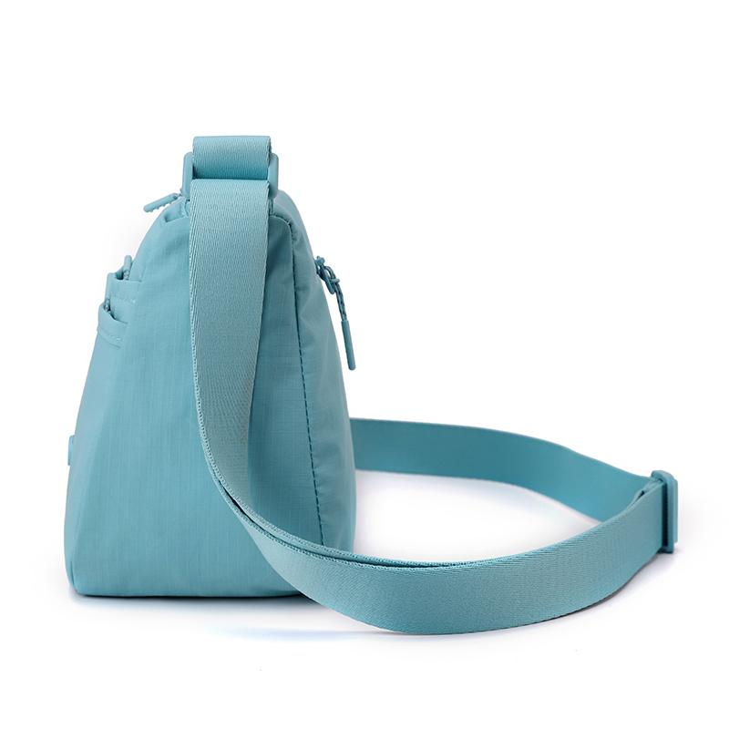 Borsa a tracolla sottile con tasche frontali e tracolla regolabile in nylon tinta unita