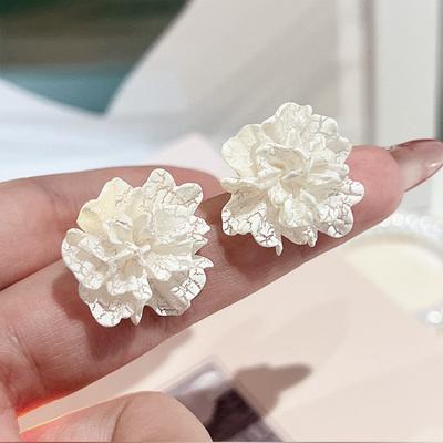 Blühende weiße Blume Ohrstecker für Frauen Streifendesign Unregelmäßige Blütenblätter Acryl Koreanische Mode Mädchen Ohrschmuck