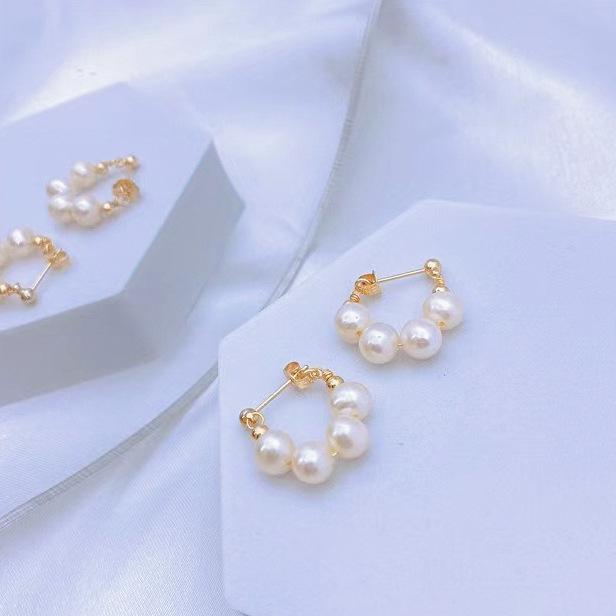 Natural freshwater pearl stud earrings, female silver needles, niche handmade design, simple and compact, high-end earrings, small fragrant style