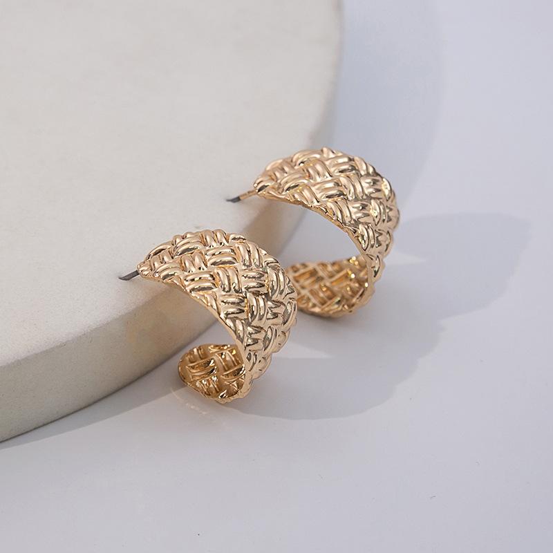 Light Luxury Pleated C-Shaped Stud Earrings, Niche Design Earrings, Metal Fashion Semi-Round Earrings