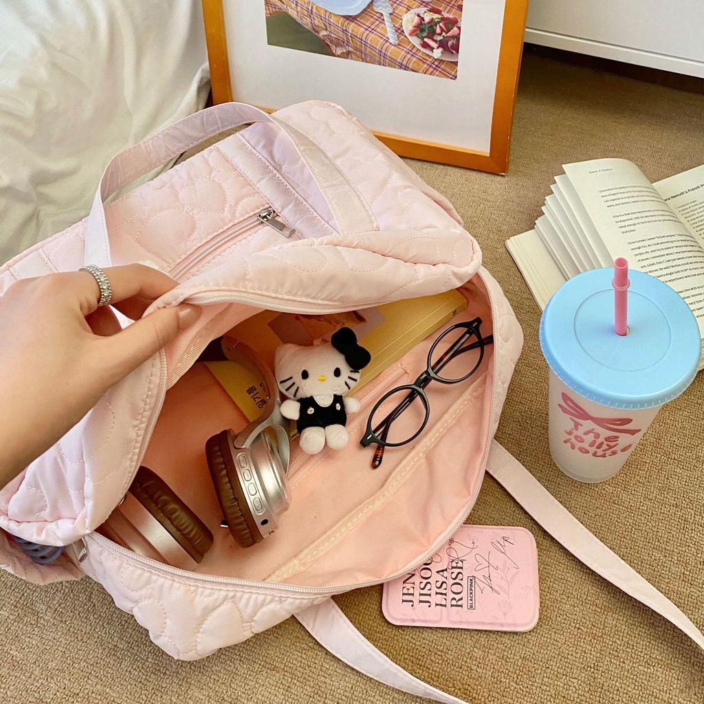 Lehká cestovní taška pro maminky ve tvaru srdce, velkokapacitní crossbody taška přes rameno s průvlekem na držadlo kufru.