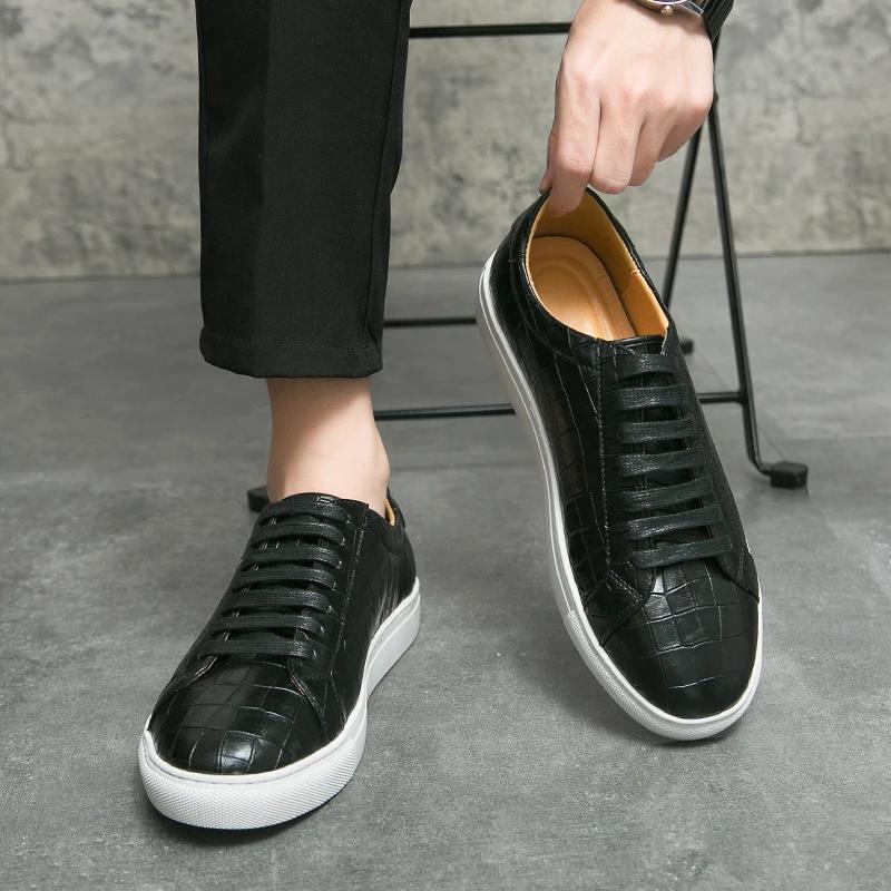 Neue braune Herren-Sneaker zum Schnüren, einfarbig, PU-Leder, schwarz-weiße Plateauschuhe, Herren-Vulkanisierschuhe, Größe 38-46