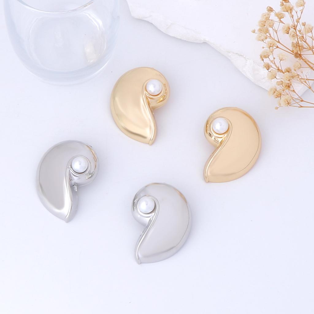 Simple and fashionable, inlaid pearl-like metal conch stud earrings, casual and versatile, vacation style for girls