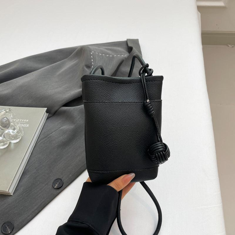 Niche new casual messenger bag vertical mobile phone bag simple and fashionable shoulder bag women's lightweight solid color versatile