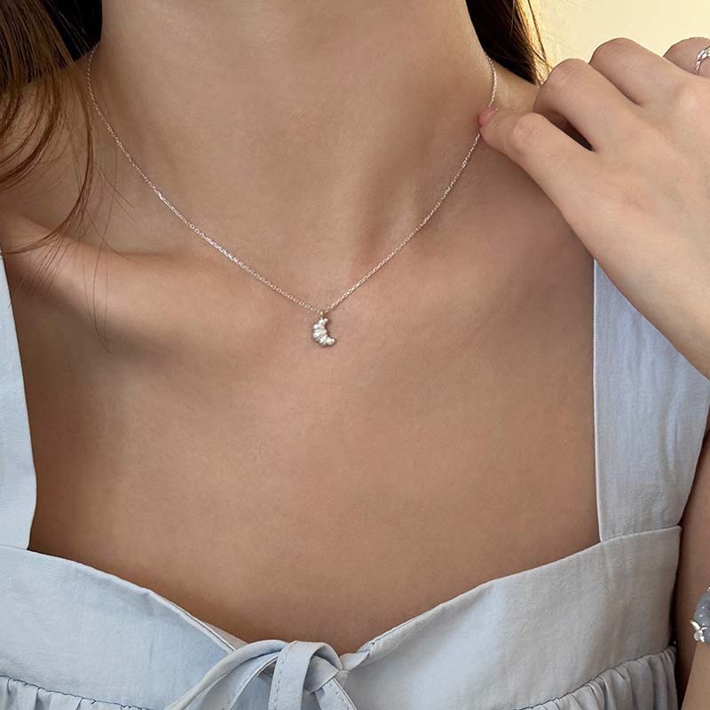 2025 Koreanische Zinklegierung Farbe Croissant Anhänger Halsketten Für Frauen Mädchen Mode Kreativ Schlüsselbeinkette Charm Halskette Zirkon