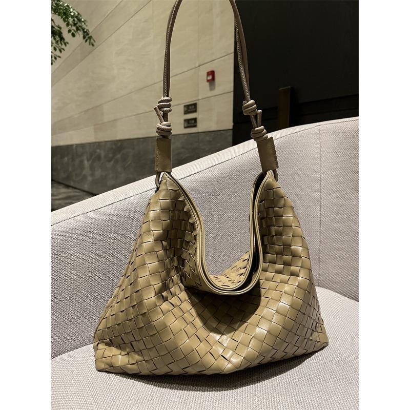 Pure Hand-woven Large-capacity Tote Armpit Bag, New Fashionable Commuting Versatile Bucket Oblique Span Bag, Premium Women's Bag