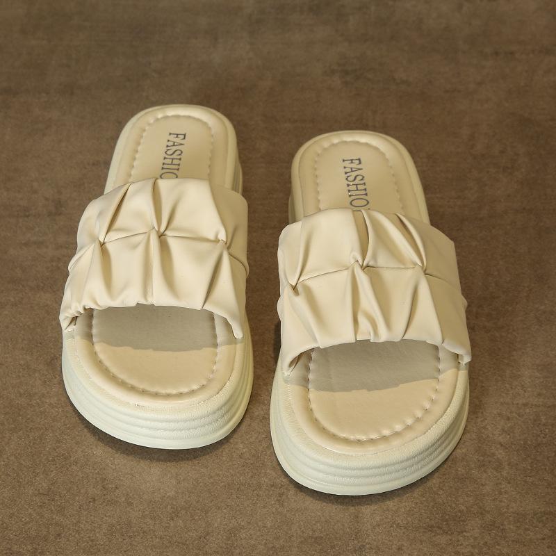 Niche ins slippers women's summer outer wear 2025 new thick-bottomed fashionable women's sandals popular beach maternity slippers