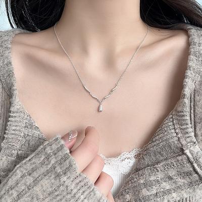 Collier goutte d'eau pour femme, design de niche, haut sens, vent froid, simple, brillant, tempérament, pendentif, luxe, chaîne de clavicule, bijoux