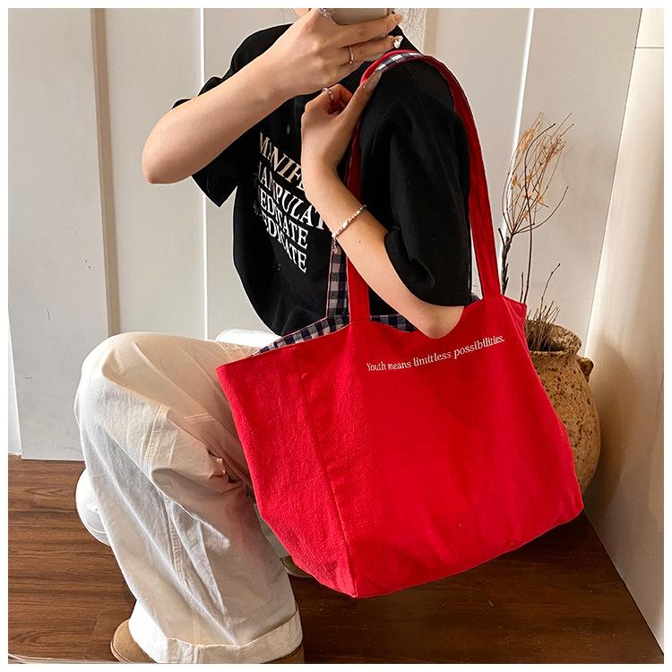 Frühling und Sommer Neue doppelseitige karierte Tragetasche mit großem Fassungsvermögen für Studenten, Pendler und Freizeit, Schultertasche