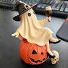 Halloween Party Tischdekorationen Niedliche Geisterfigur, Sitzend auf Kürbisstatue mit Hexe Lustige Regalpuppe Hut, Harz Tischplattenornament für
