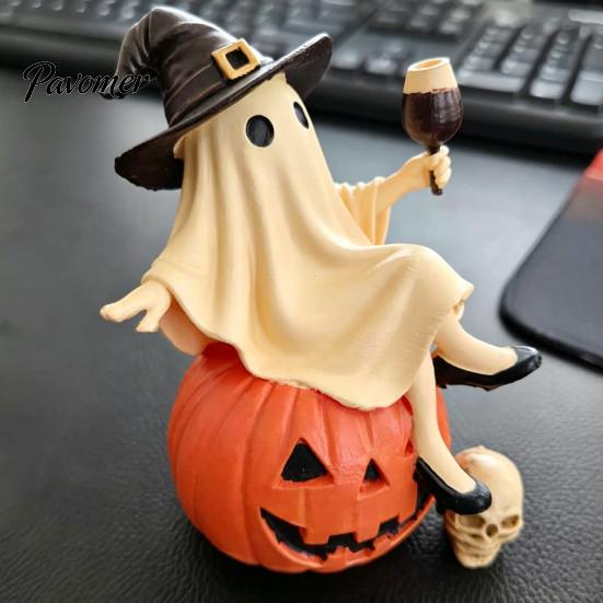 Halloween Party Tischdekorationen Niedliche Geisterfigur, Sitzend auf Kürbisstatue mit Hexe Lustige Regalpuppe Hut, Harz Tischplattenornament für