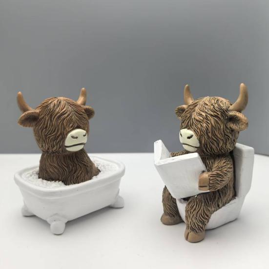 Highland Cow Bathroom Figurine Funny Scottish Cattle Sitting on Toilet Statue Resin Calf Bathing Sculpture for Home Tiered Tray Table Fireplace Decor