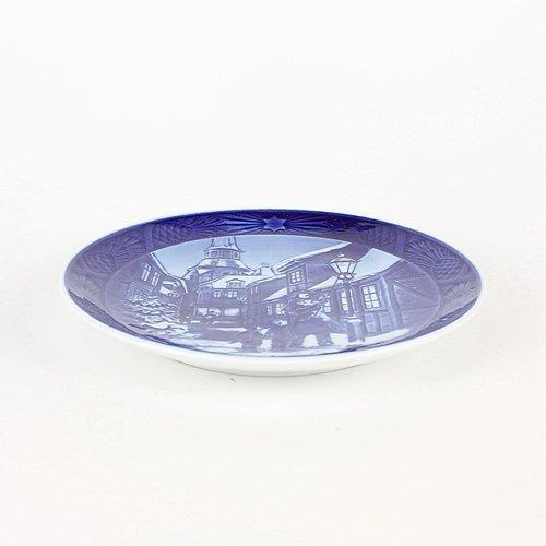 1996 Royal Copenhagen Year Plate "Lighting the Street Lamp" [Parallel Import]