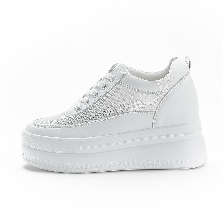 Trendige Plateau-Sneaker für Damen 2025: Atmungsaktives Mesh, Höhensteigerung, Lässiges Weiß.