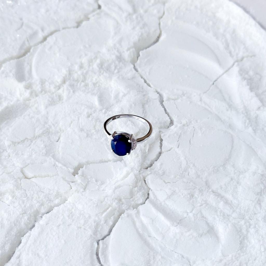 Серебряное кольцо с натуральным сапфиром 3.873ct, фианитами, вес изделия 2,44 гр (2162513)