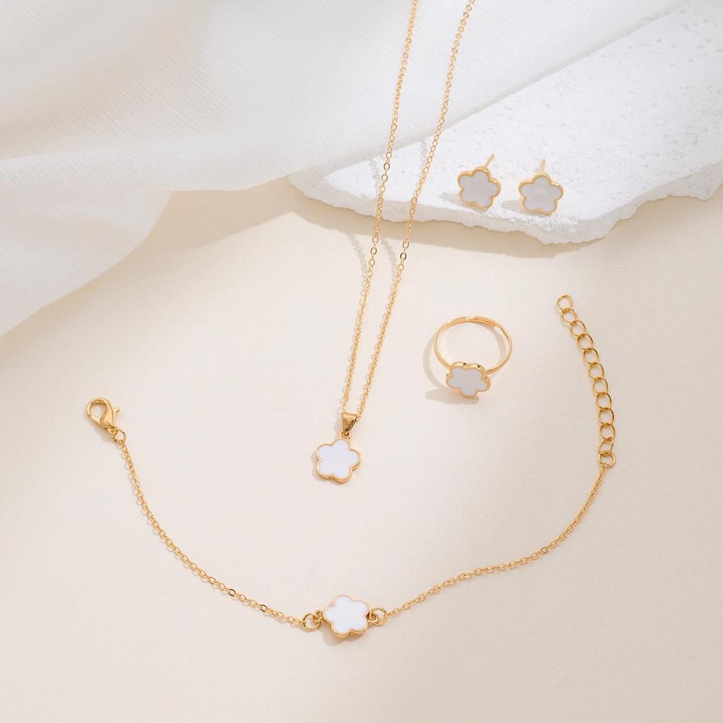 Koreaanse Stijl 4-delige Sieradenset: Bloemenarmband, Ring, Oorbellen met Stud & Klavertje Vier Ketting