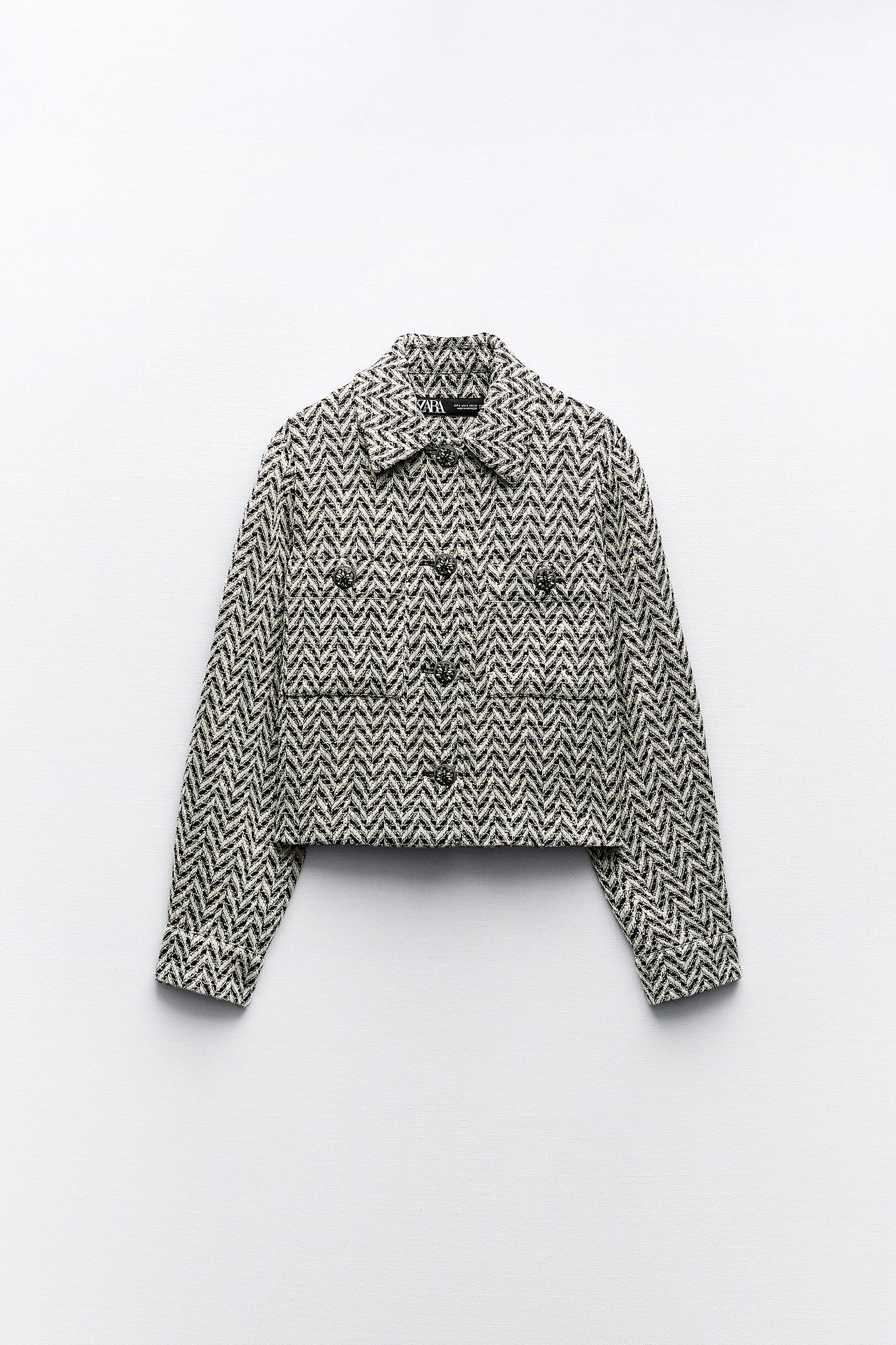 

КУРТКА ТЕКСТУРИРОВАННАЯ СО СТРАЗАМИ НА ПУГОВИЦАХ