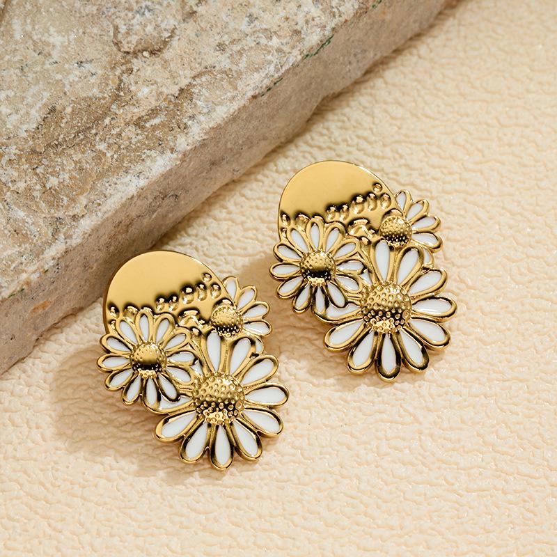 Retro Metal Daisy Flower Stud Earrings - Fashionable Banquet Accessories for Women