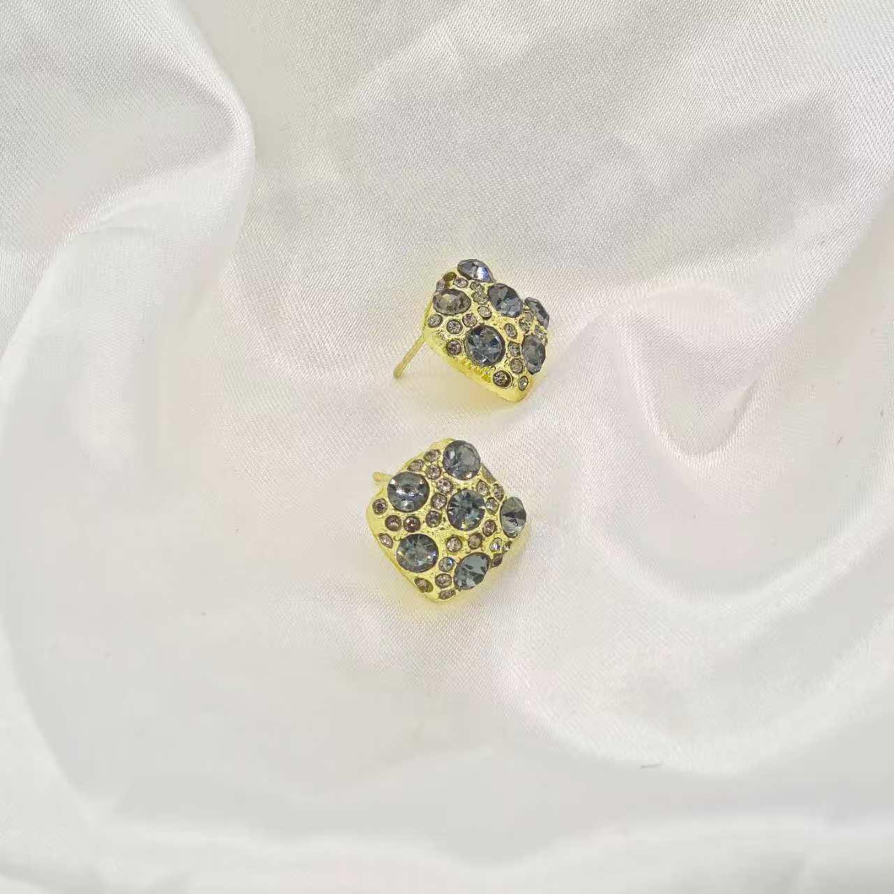 Elegant Vintage Diamond Stud Earrings for Women - Luxurious French Style, Versatile and Sophisticated Accessory