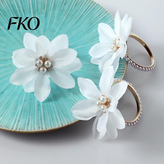 Serviettenring 6 Stück Weiße Lotusringe, Chiffonblumen Metallhalter, Weicher Stoff Perlen-Dinnerringe für Hochzeit Junggesellinnenabschied Tisch