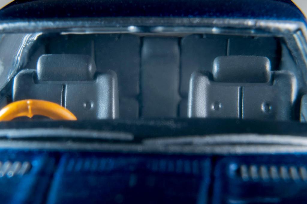 TOMYTEC Tomica Limited Vintage Neo Nissan Gloria HT 2800 SGL Navy Blue 1975 Model 336730 1/64 LV-N359a 2-door (Finished Product)