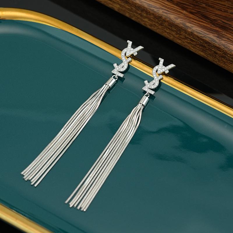 

Серьги-кисточки с английскими буквами и цирконием — роскошный, модный дизайн с удлиненной подвеской серебряный