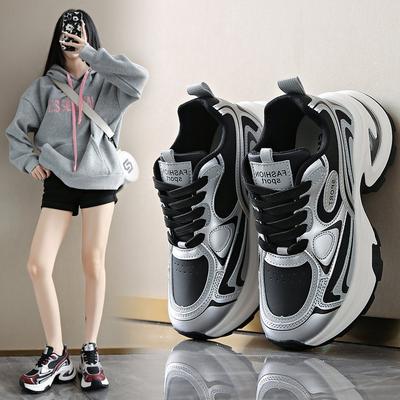 2024 neue atmungsaktive lässige Mode vielseitige Sportschuhe europäische Station silberne dicksohlige erhöhende Dad-Schuhe Damenschuhe
