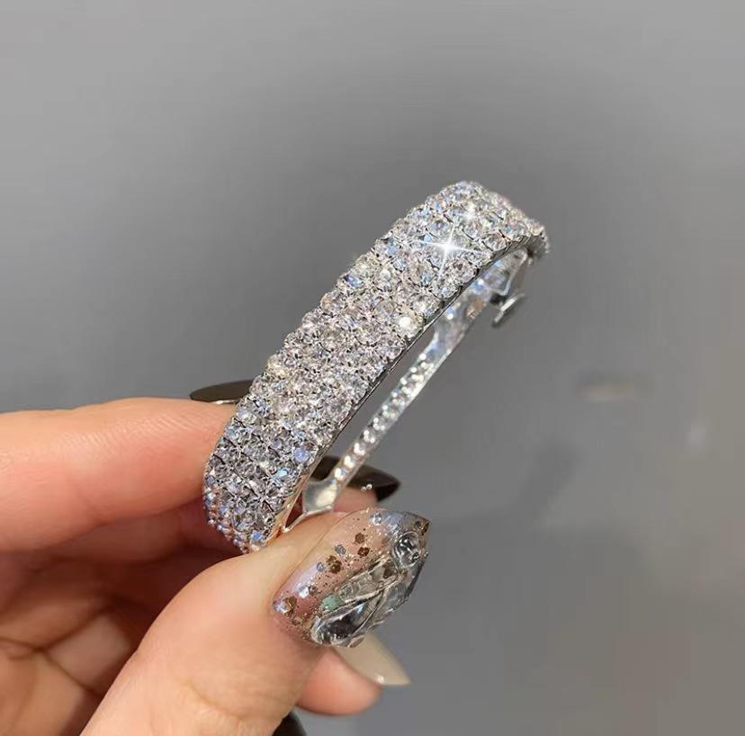 Podoabă de cap cu ciucuri de strasuri: Accesoriu Coadă de Cal cu Clips de Primăvară