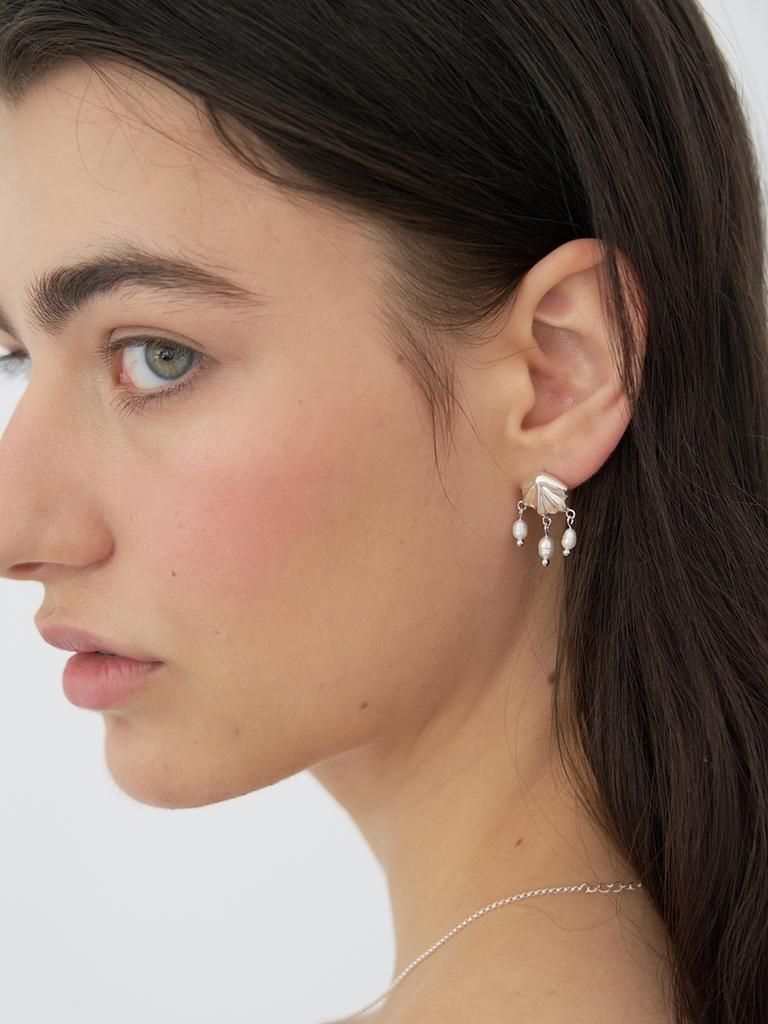 Still Instant Concha Pearl Drop Earring