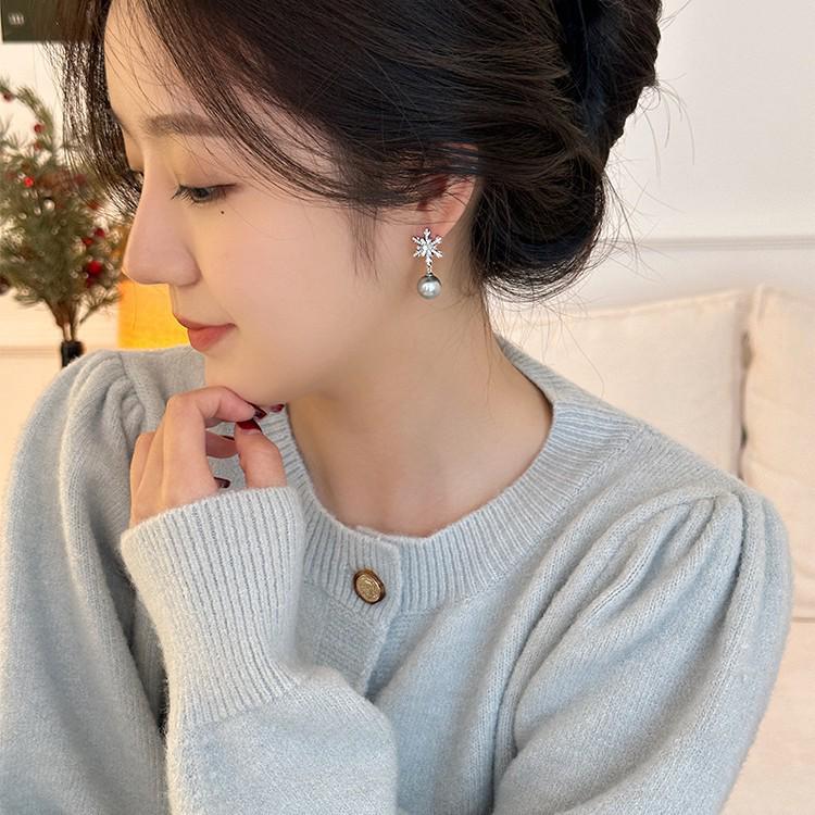 Autumn Winter Zircon Snowflake Grey Pearl Earrings - Exquisite High-End Studs for Women, Versatile and Fashionable Celebrity Ear Ornaments