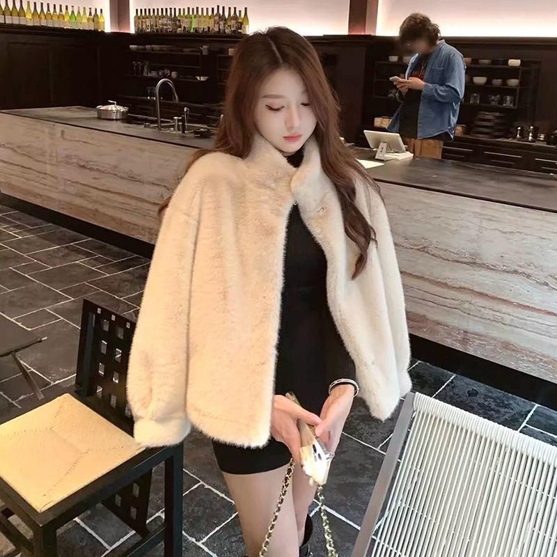 Kurze Nerzpelzjacke für Damen mit weichem Pelzkragen für die Wintersaison