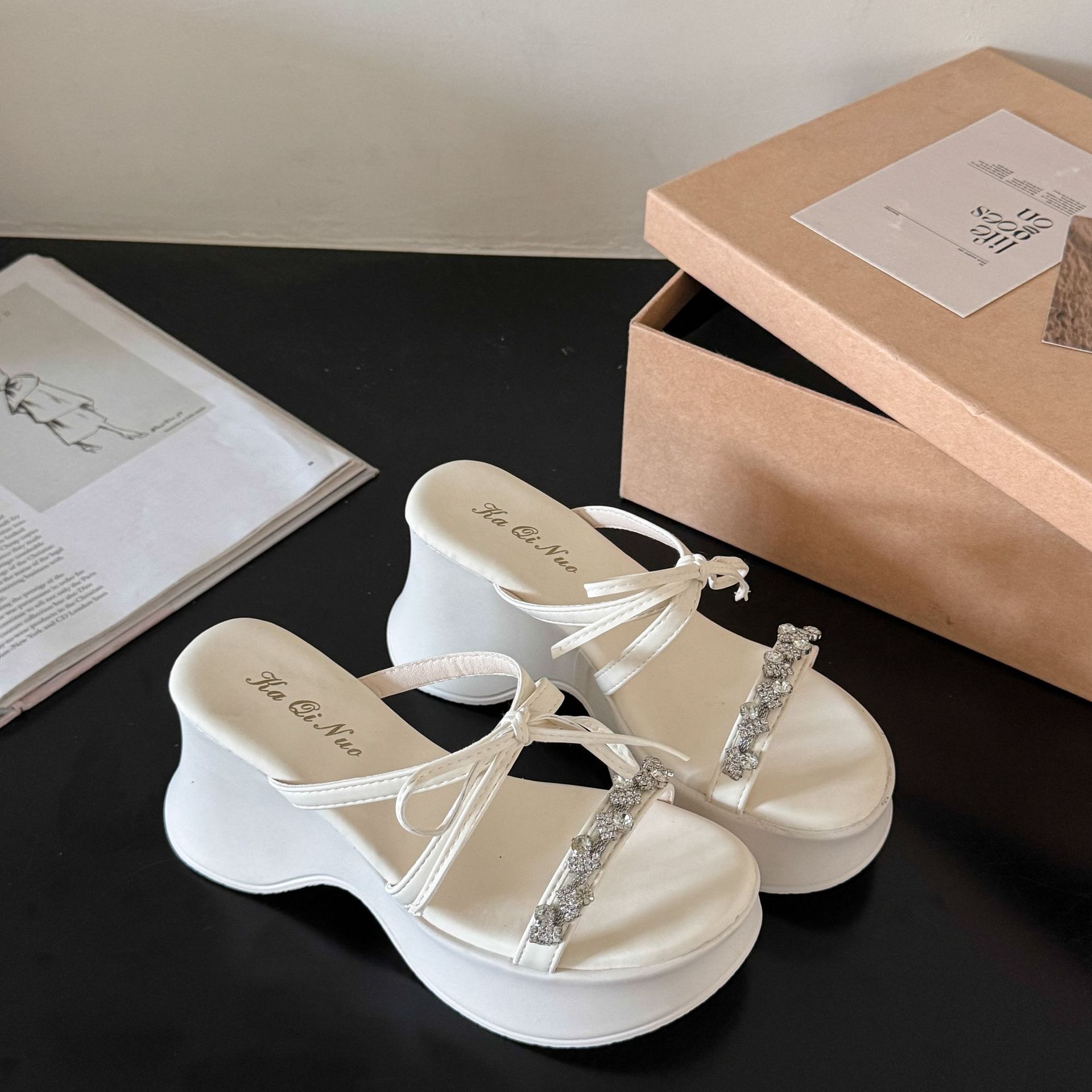 

High-end fashion versatile slippers 2025 summer new outer wear thick-soled one-word drag casual beach shoes cool slippers 39