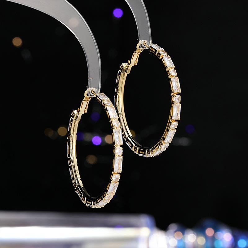 Personality exaggerated earrings Women's fashion temperament earrings High-end light luxury earrings Niche unique circle earrings