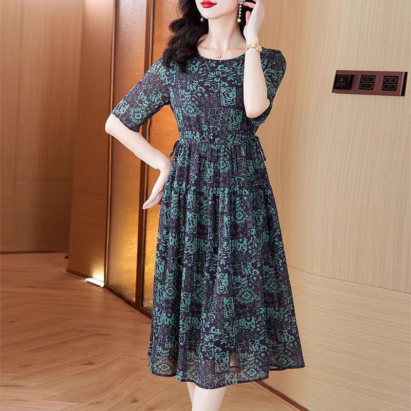 

Summer 2026 New Style: Elegant Waist-Cinching Plus Size Floral Dress for Stylish Middle-Aged Mothers M (95-110 jin)