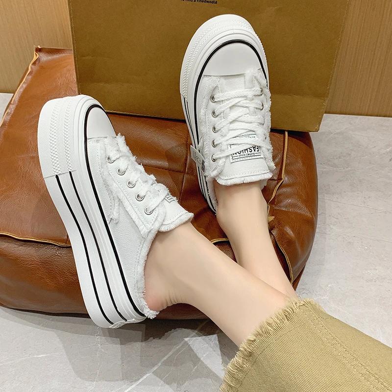 

Модные новые тапочки на платформе, увеличивающие рост, женская летняя верхняя одежда 2024 года, новые белые парусиновые туфли без каблука, размер плюс 40 35 белый